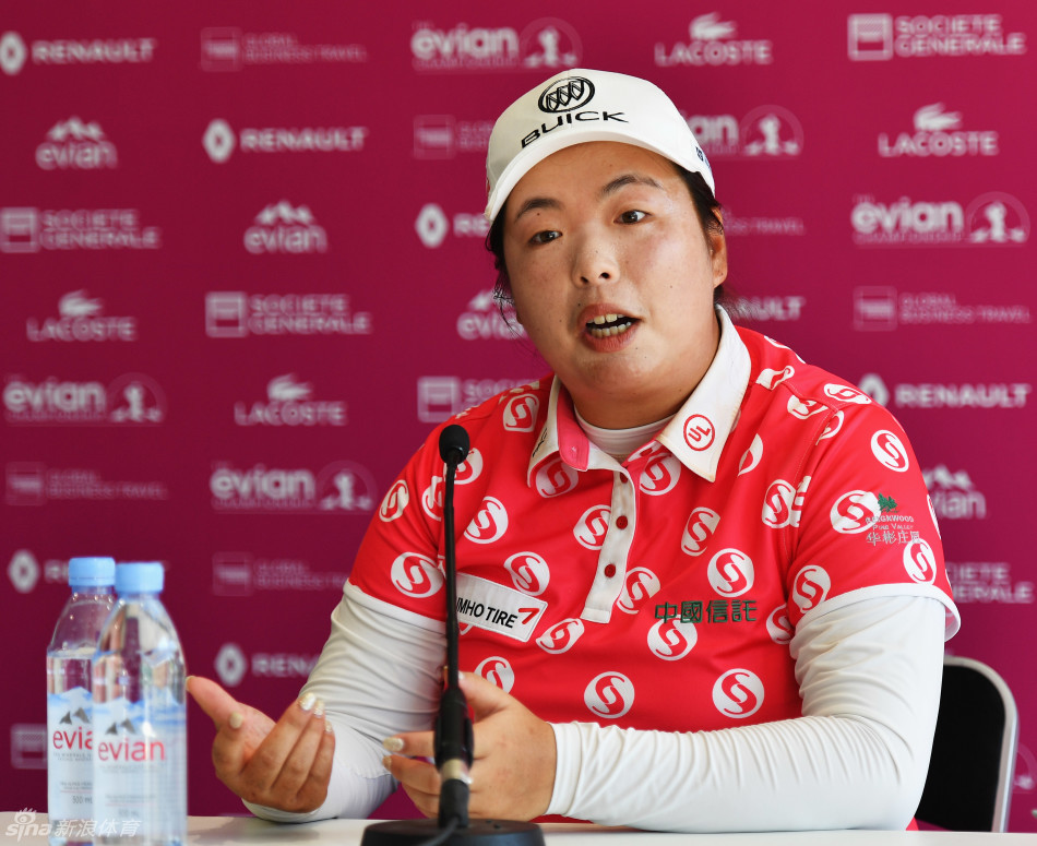 冯珊珊与现场工作人员或媒体轻松互动，气氛融洽愉快。