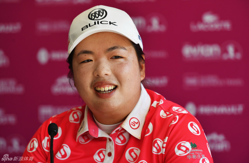 结束发布会后，冯珊珊面带标志性灿烂笑容离场，充满阳光与活力。