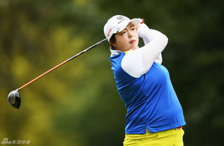 冯珊珊在依云锦标赛首轮赛后，手持记分卡向观众致意