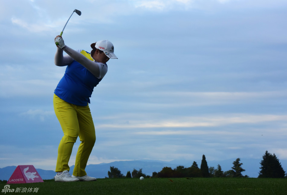 冯珊珊优雅而有力的全挥杆动作瞬间，球杆挥至最高点