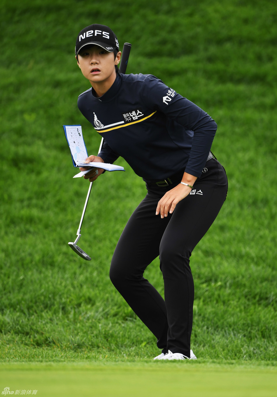 韩国选手朴城炫在球道上潇洒挥杆，姿态放松而充满力量感，尽显其被誉为‘冷酷终结者’的赛场风范。