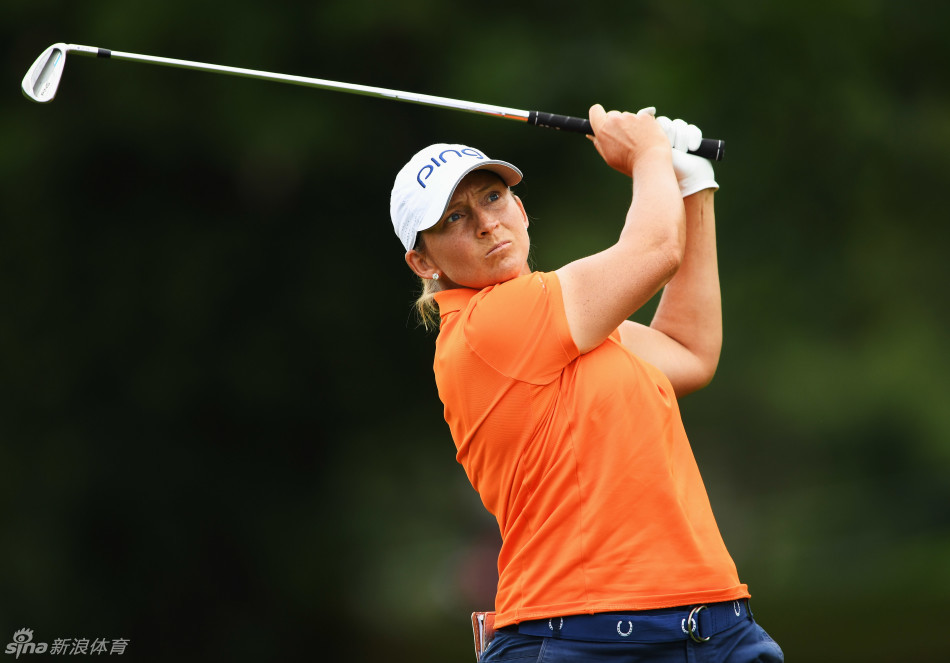 泰国高尔夫球星阿瑞雅在完成一记好球后，面向观众席展露灿烂笑容并挥手致意，与球迷热情互动。