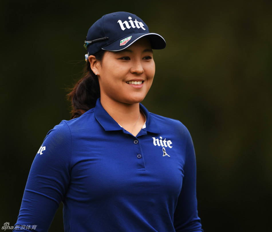 韩国选手田仁智在依云锦标赛第二轮比赛中，于果岭边凝视球线，表情专注而坚定，正在为关键一推做最后准备。