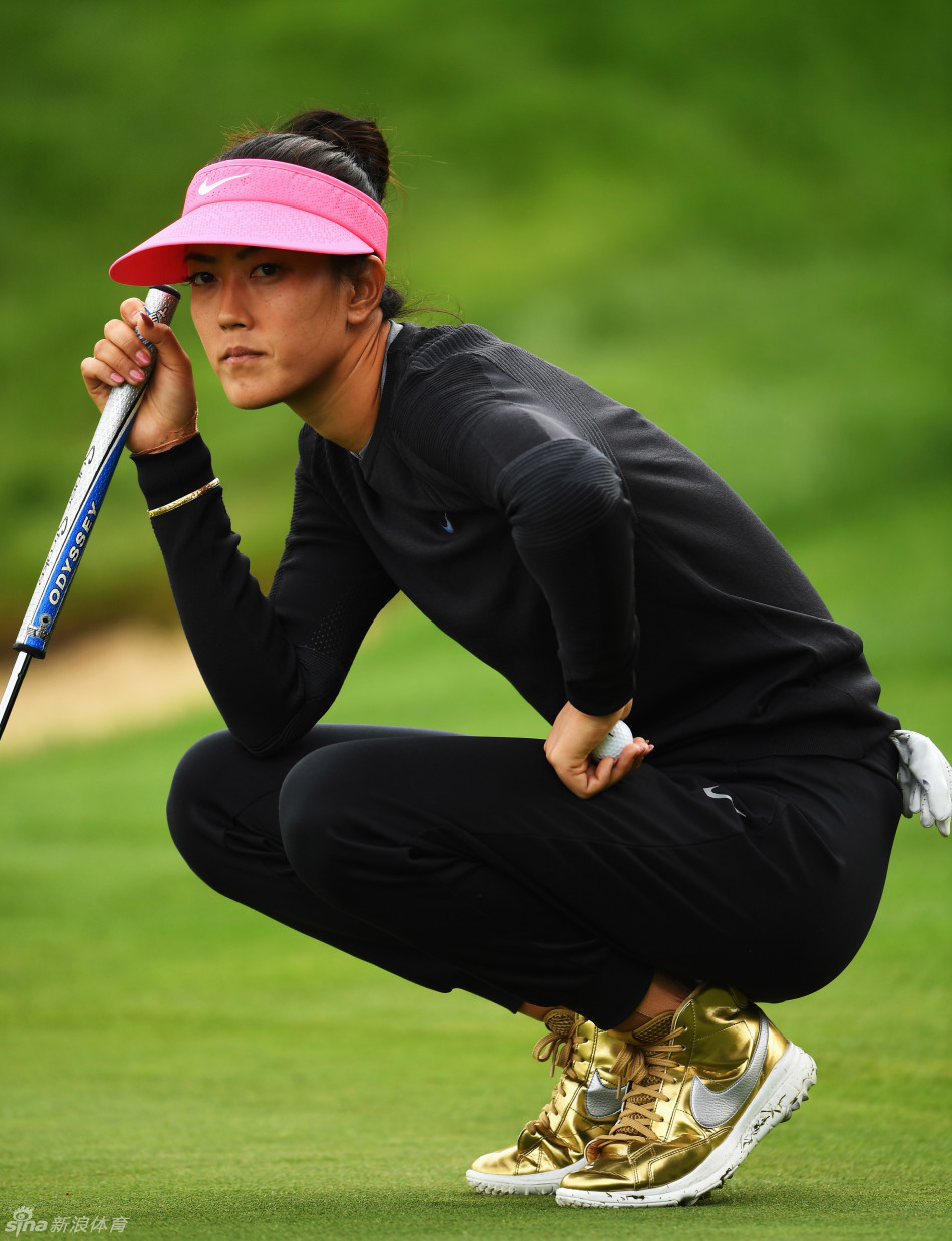 世界排名第一的卫冕冠军高宝璟在果岭旁完成一次标准而流畅的推杆收杆动作，姿态从容优雅。