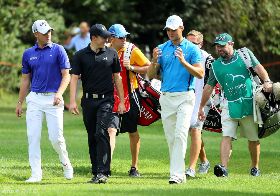 高尔夫球手在发球台优雅开球，白色小球在空中划出完美弧线飞向远方