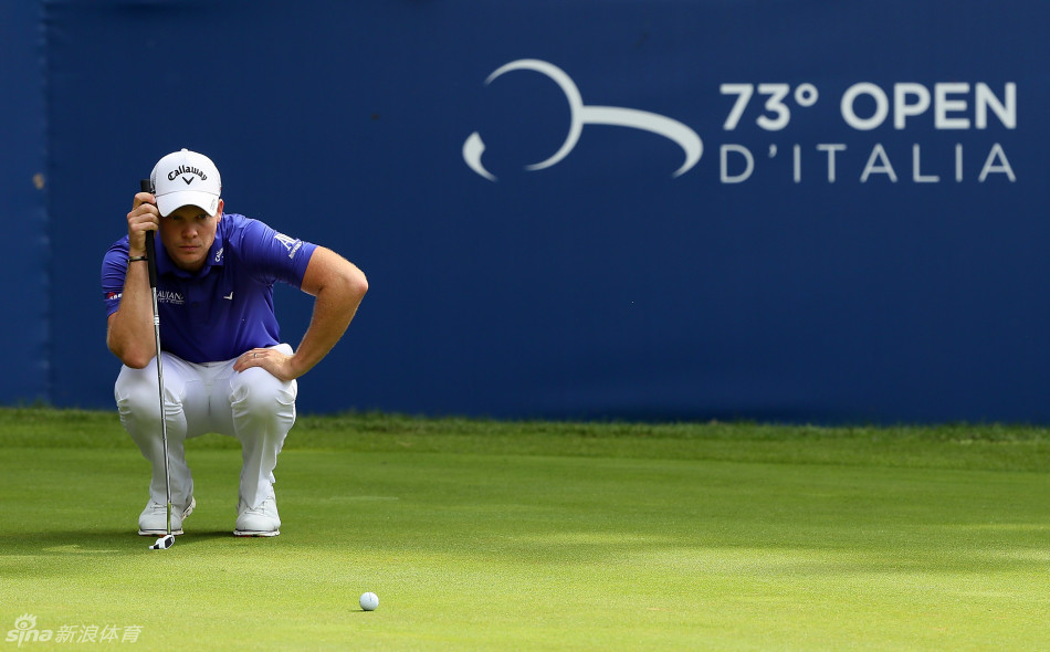 意大利公开赛赛场全景，优美的球道与远处的山峦构成一幅宁静的运动画卷