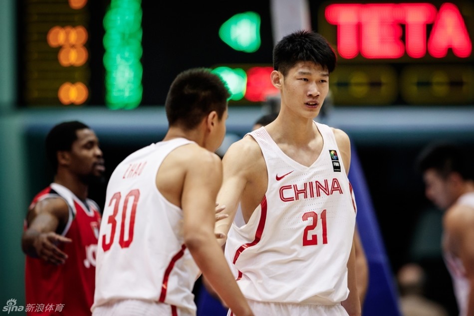 陶汉目圆睁，死死压低重心盯防眼前的持球人，他的双腿像灌了铅一样扎在地板上，双手张开形成一面密不透风的墙