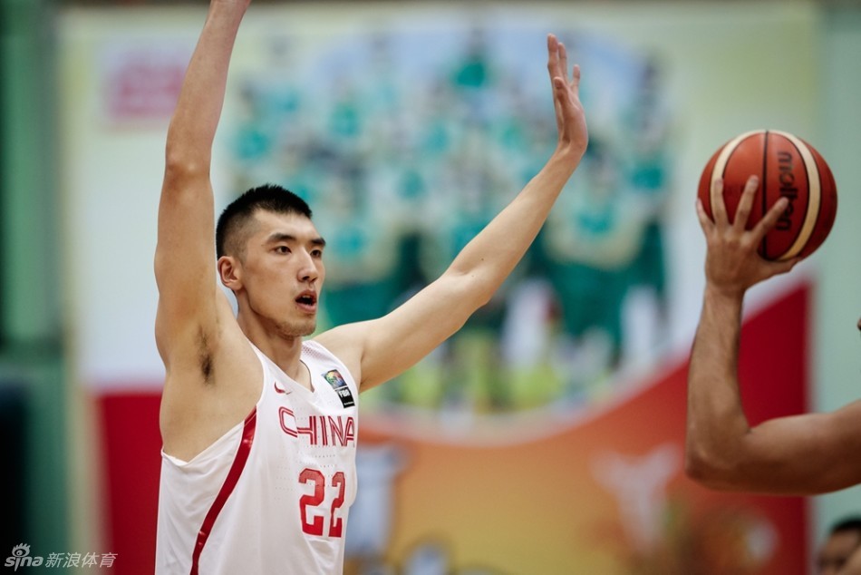 贺天举在快攻中犹如一柄尖刀直插腹地，他无视侧翼补防的对手，腾空后身体在空中微微对抗，稳稳将球送入篮筐