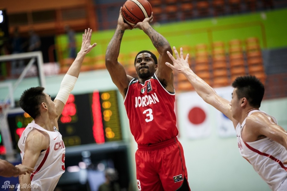 吴前面对阿巴斯的贴身紧逼毫无惧色，他压低重心连续做出胯下运球，眼神坚毅地寻找着队友的跑位和突破的一线杀机