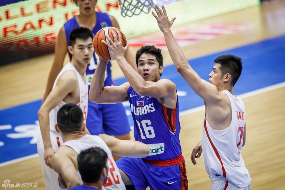 方硕眼神犀利，运球穿越菲律宾队的重重围堵，以迅雷不及掩耳之势杀向内线准备上篮