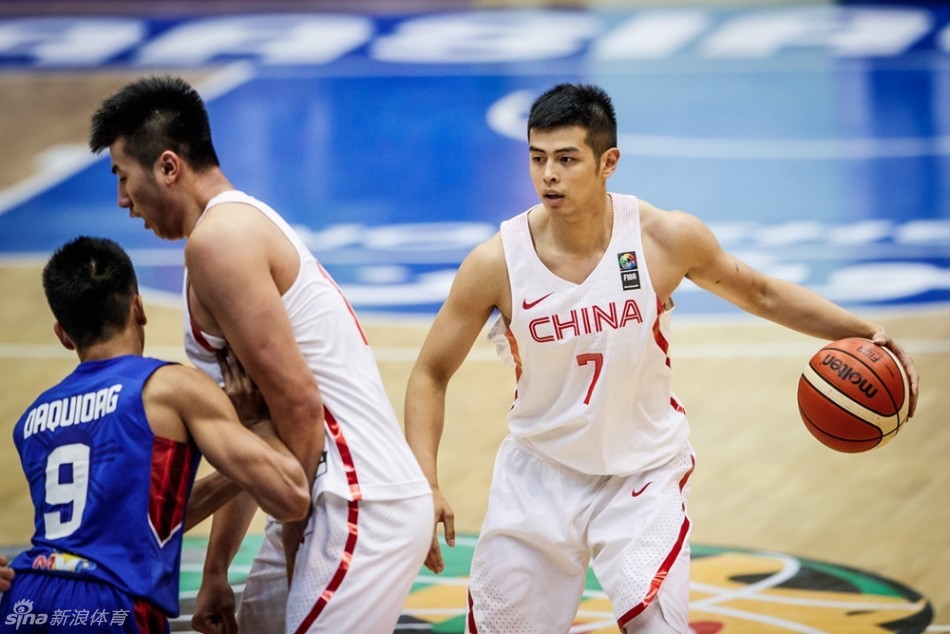 贺天举高高跃起，手腕轻柔一拨，篮球划出完美弧线，在对手头顶完成一次教科书般的投篮