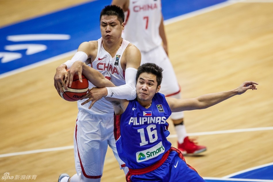 赵大鹏在身体失去平衡前奋力将球投出，眼神中满是对胜利的渴望与坚定