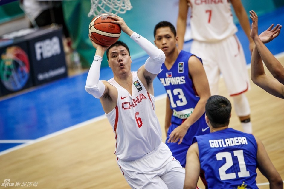 胡金秋在严密防守下强行起跳上篮，身体在空中舒展，犹如展翅的大鹏