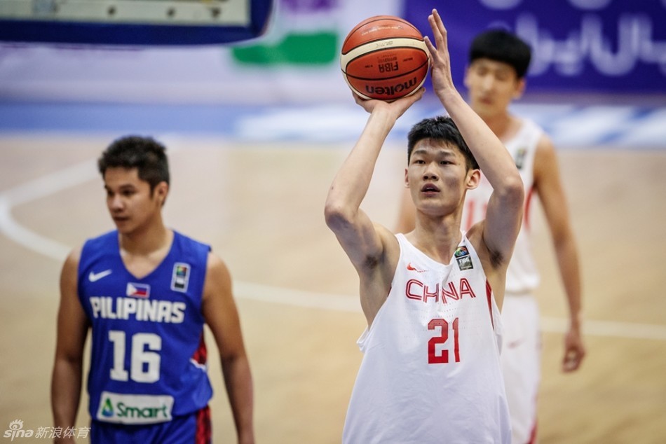 胡金秋面对菲律宾队员的围堵，犹如铁塔般屹立内线，冷静地用一记小勾手将球送入篮筐