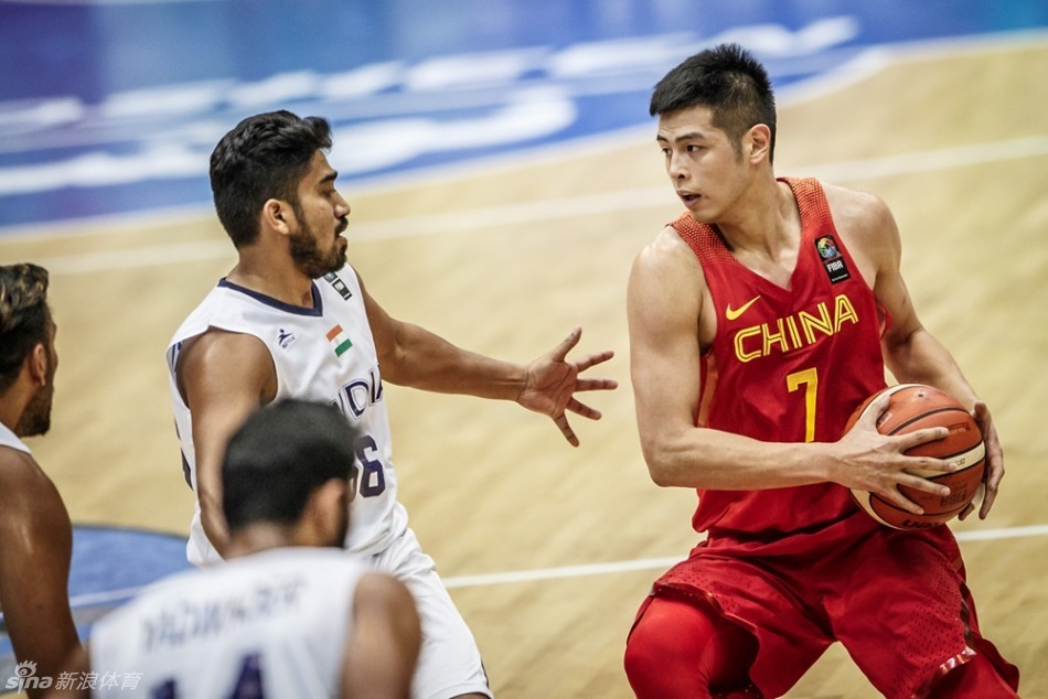 印度队核心球员辛格面对中国国奥队防守，强势突破上篮，他在本场比赛中予取予求，成为球队爆冷获胜的关键。