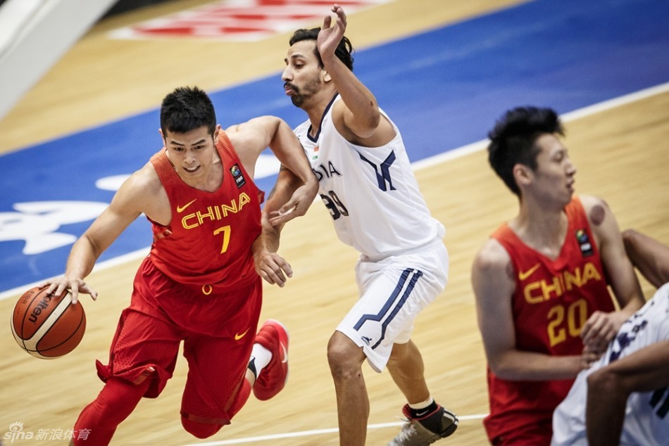 内线悍将邹雨宸高高跃起，双臂大力灌框，用标志性的暴扣点燃了全场观众的激情，提振了球队的士气。