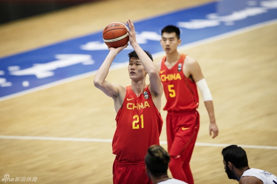 中国国奥队核心胡金秋在印度队员的绕前防守下艰难接球，他全场贡献19分，但无奈全队失误过多，最终吞下失利的苦果。