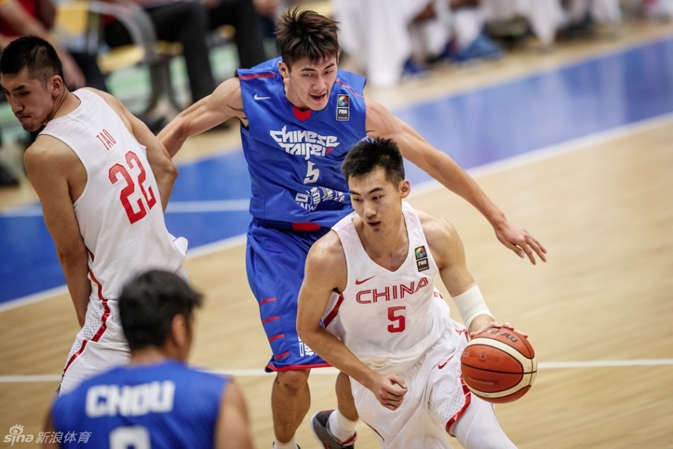 刘志轩犹如一把尖刀划破对手防线，他加速变向后从人缝中穿过，直杀篮下展现出果决的突破能力。