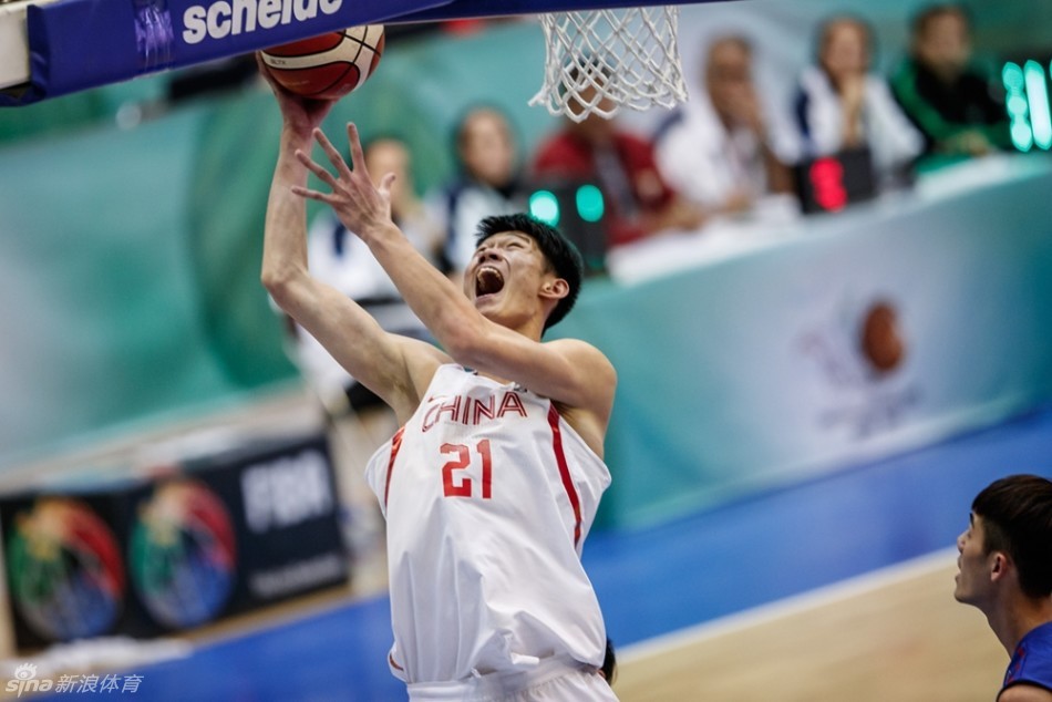 吴前持球突然启动，他利用一个加速就甩开了防守者的半个身位，轻盈地跃起准备完成这次上篮终结。