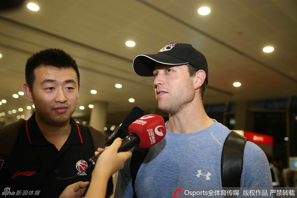 身穿休闲装的弗雷戴特现身机场，面对镜头露出阳光般温暖的招牌笑容，眼神中闪烁着对新征程的无限憧憬与自信。