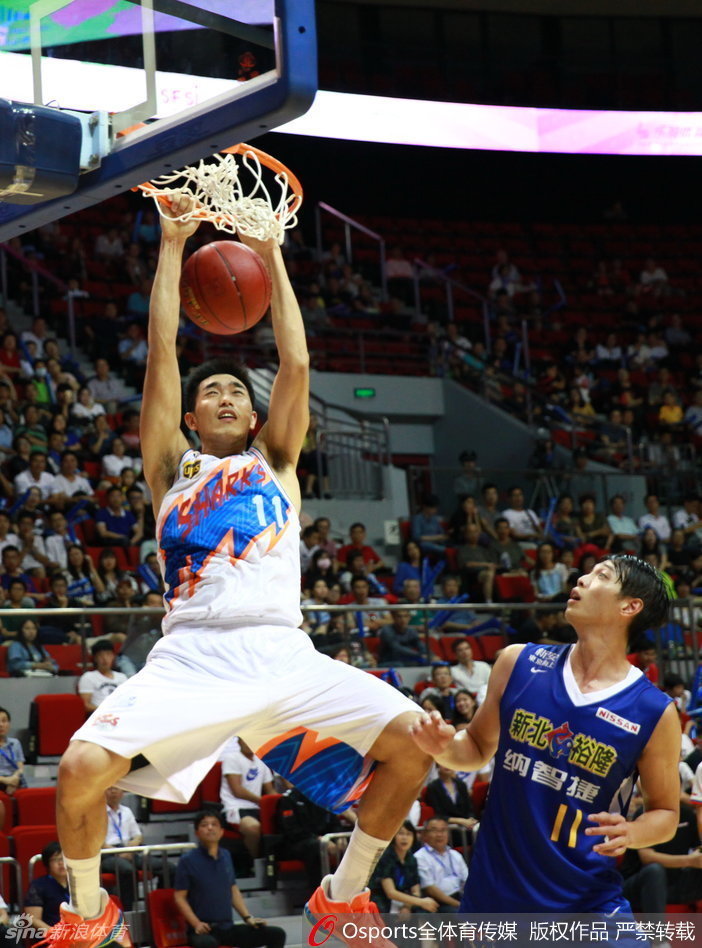 张兆旭与刘晓宇在防守端形成了一道铜墙铁壁，两人合力将对方的突破路线完全封死。