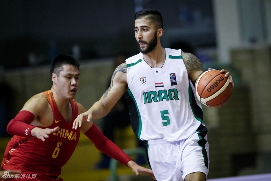 面对辽宁队射手贺天举的持球进攻，伊拉克防守球员寸步不离，用极具侵略性的身体对抗张开双臂严密干扰，贺天举在对抗中面部表情坚毅。