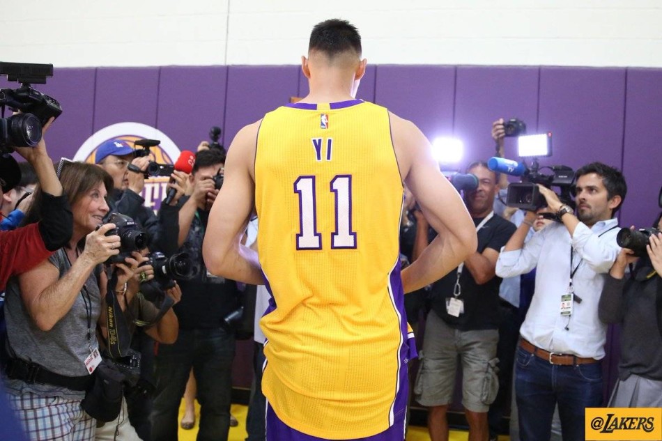 易建联身着紫金战袍现身湖人球馆，神情坚毅，正式开启重返NBA的征途。