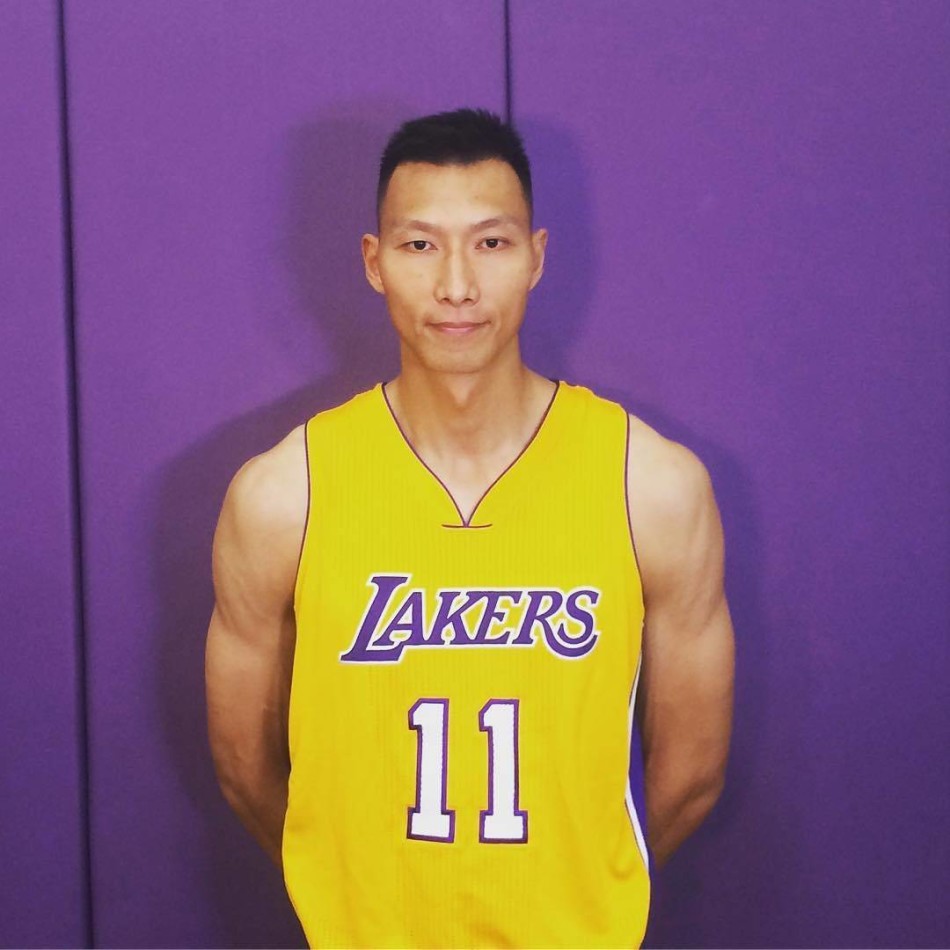 易建联在训练中神情专注，目光坚定，紫金11号战袍在灯光下格外醒目。