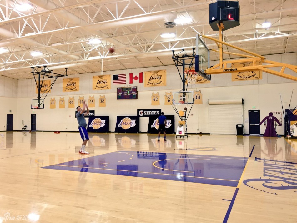 身披湖人队11号球衣的易建联在采访中侃侃而谈，宣告自己正式回归NBA舞台。