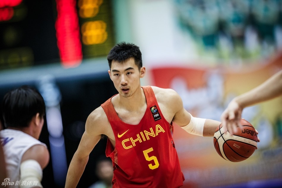 后卫方硕犹如一道白色闪电,在对方严防死守下毅然急停干拔,篮球在空中划出完美弧线,直奔篮筐而去。