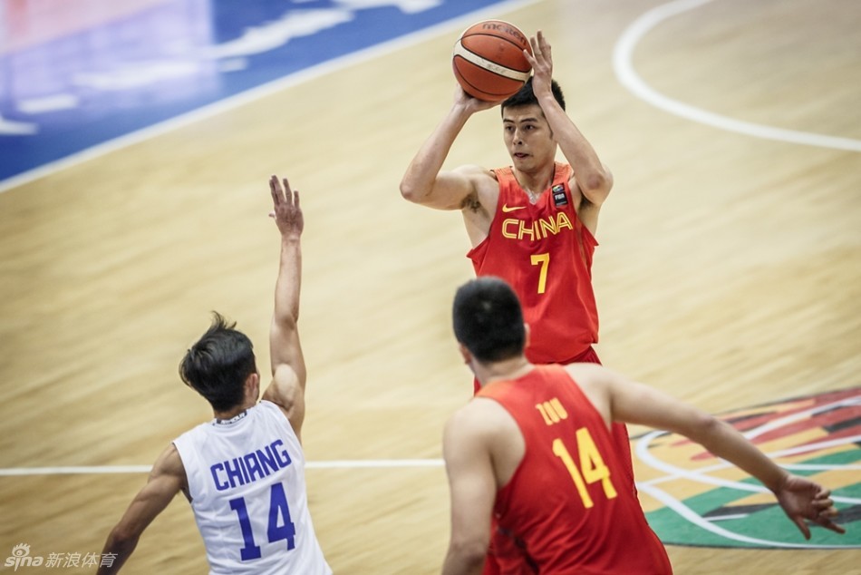 胡金秋在对手的严密包围中高高跃起,用柔和的手感完成了一次精彩的篮下跳投,仿佛在宣告他对禁区的统治权。