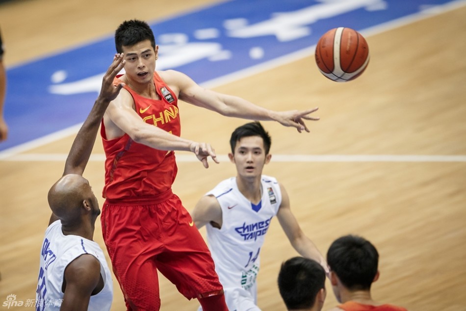 面对中华台北队的层层防线,方硕如同利刃一般撕裂防守,在突破过程中冷静地将球分给位置更好的队友,助攻后者轻松得分。