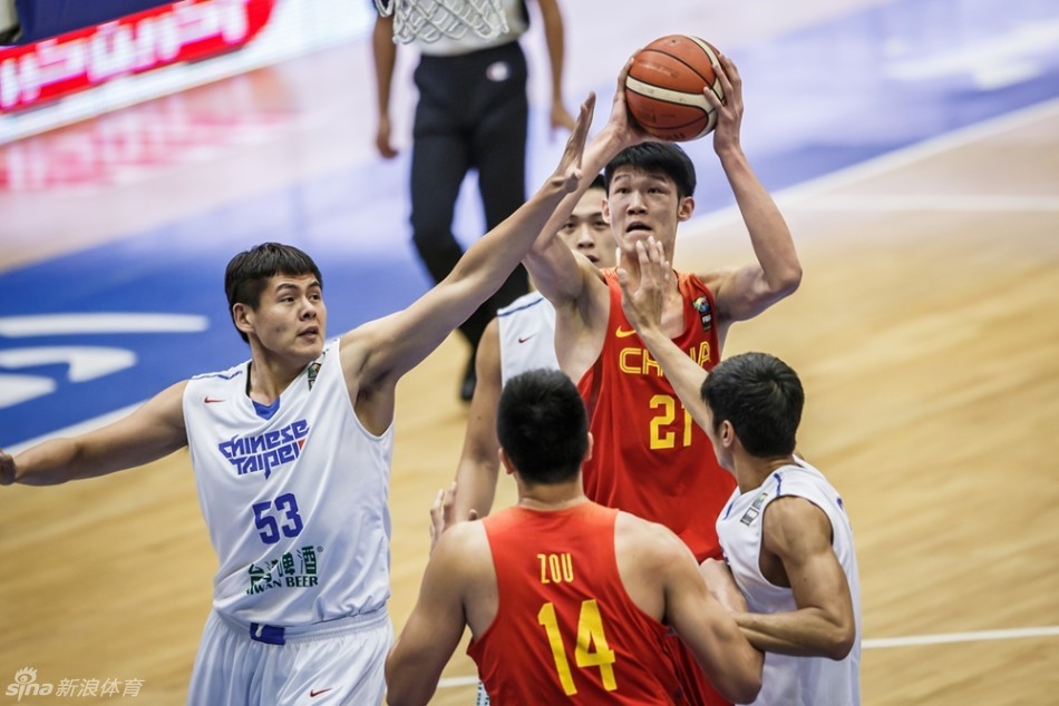 邹雨宸像一座铁塔般矗立在禁区,他用一记势大力沉的单手封盖,无情地将对手的上篮拒之门外,点燃了全场观众的激情。