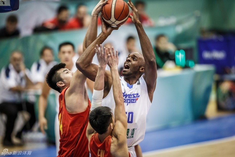 激烈的比赛间隙,中国队与中华台北队的主教练在场边不期而遇,两人神情专注地进行着无声的战术博弈与交流。