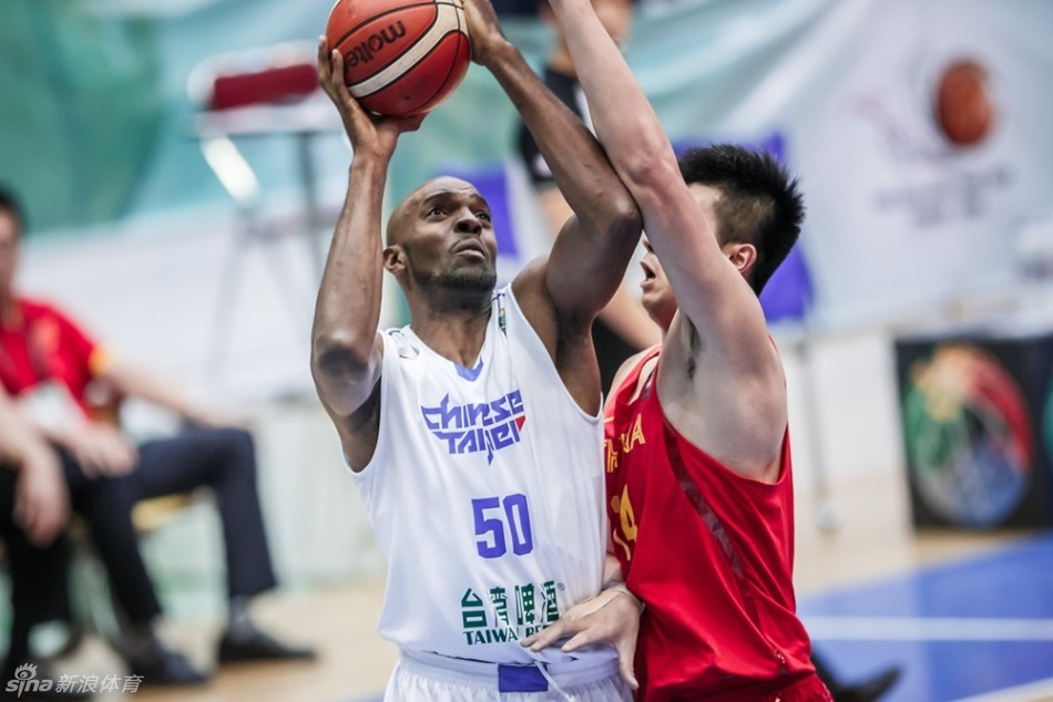 内线悍将邹雨宸背身单打,他像一辆重型坦克般强硬地向篮下推进,尽管遭遇多人包夹,依然勇猛地完成进攻。