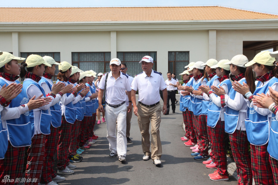 比赛颁奖典礼现场，获奖球员手持奖杯笑容灿烂，与嘉宾共同分享胜利的荣耀时刻。