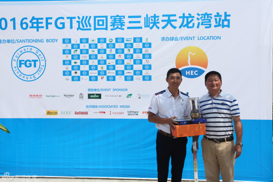 球员在球道上细心观察果岭走势与草纹，为至关重要的下一推做最后准备。