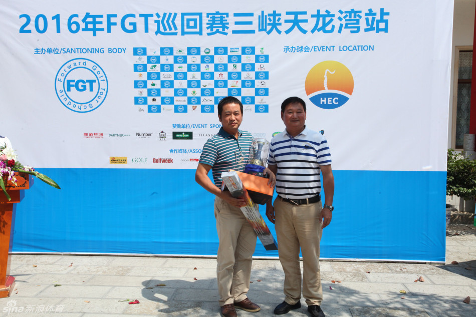 蓝天白云下的开阔发球台，球员们谈笑风生，正准备开启新一轮的挑战与乐趣。