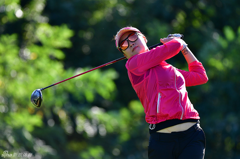 陕西队谭原全力挥杆瞬间，动态身影充满张力与速度之美