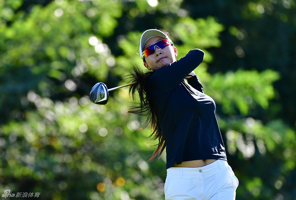 黎佳韵漫步绿茵间气定神闲，展现了高尔夫运动特有的从容风度