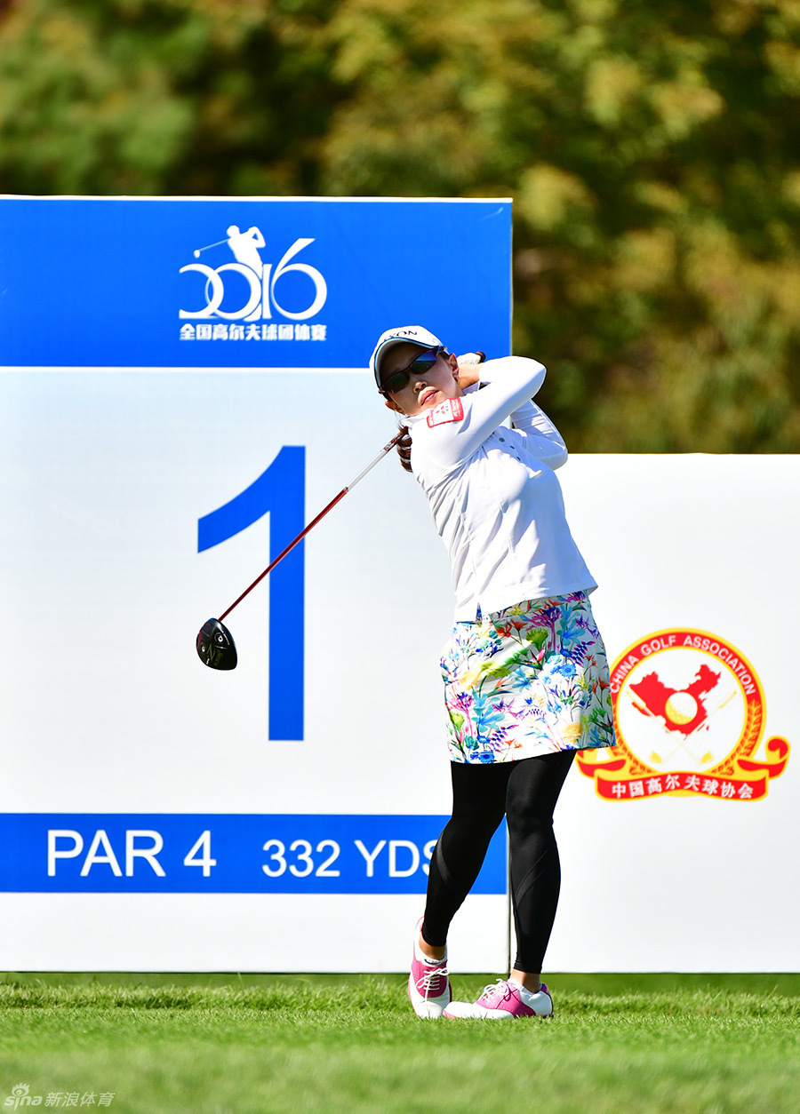 广东队张玉阳赛前细致检查装备，眼神专注如即将出征的战士