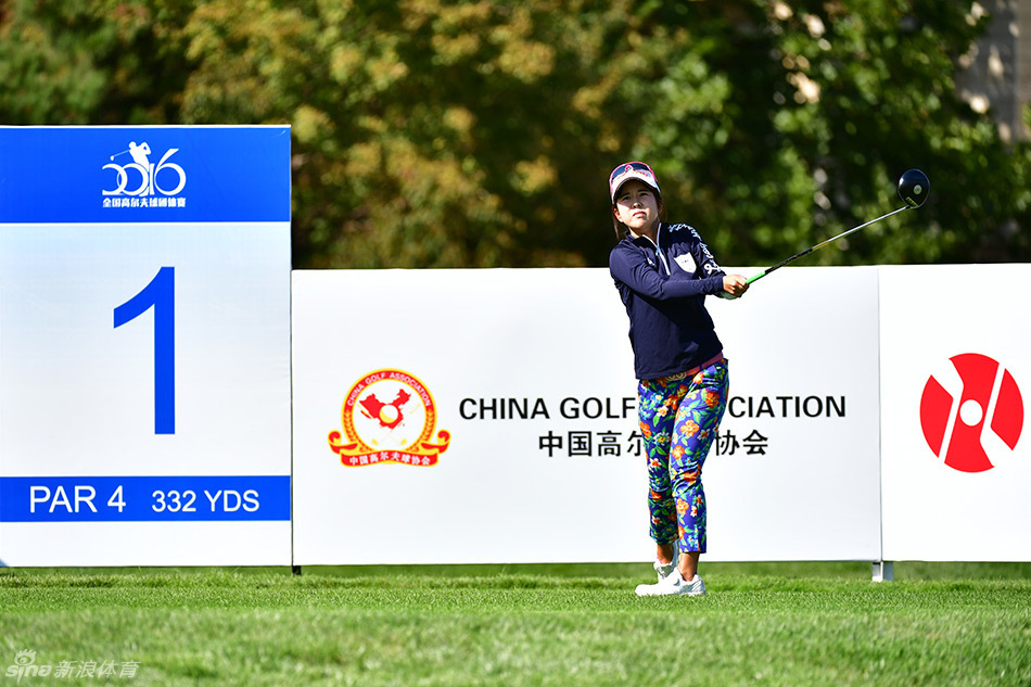 张玉阳在比赛中审视线路，侧影坚定如山，尽显战略家的风范