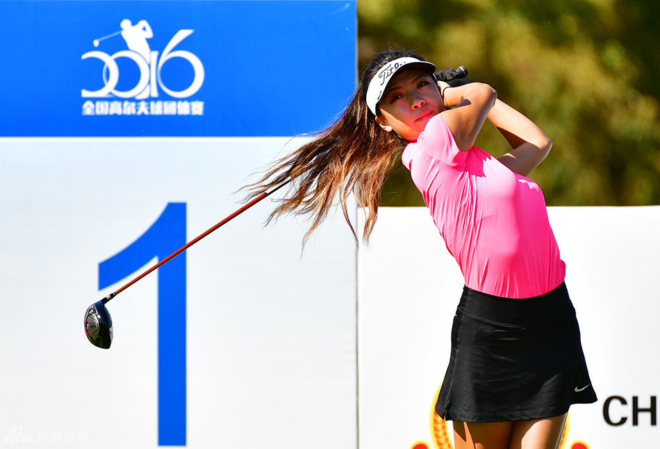 广东队何沐妮挥杆开球，身姿舒展如箭在弦，小白球划破长空飞向果岭