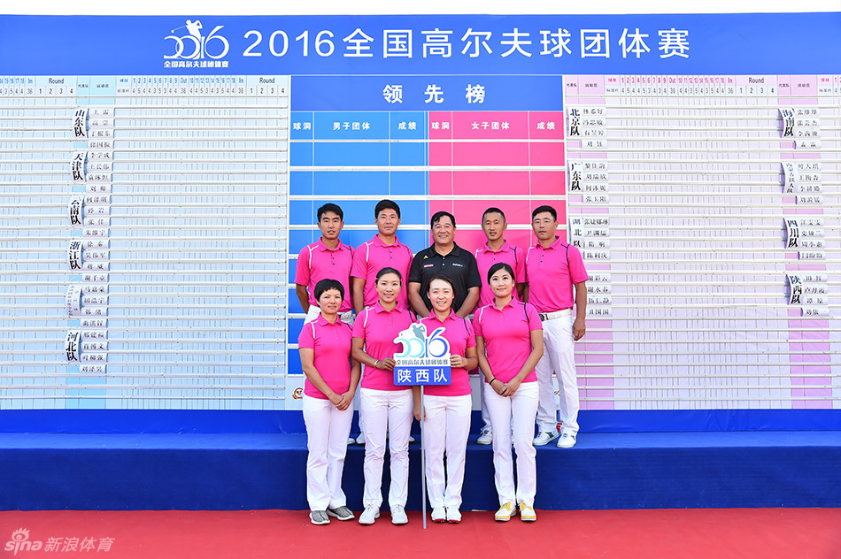 夕阳余晖下,选手漫步于金色球道,身影与自然融为一体