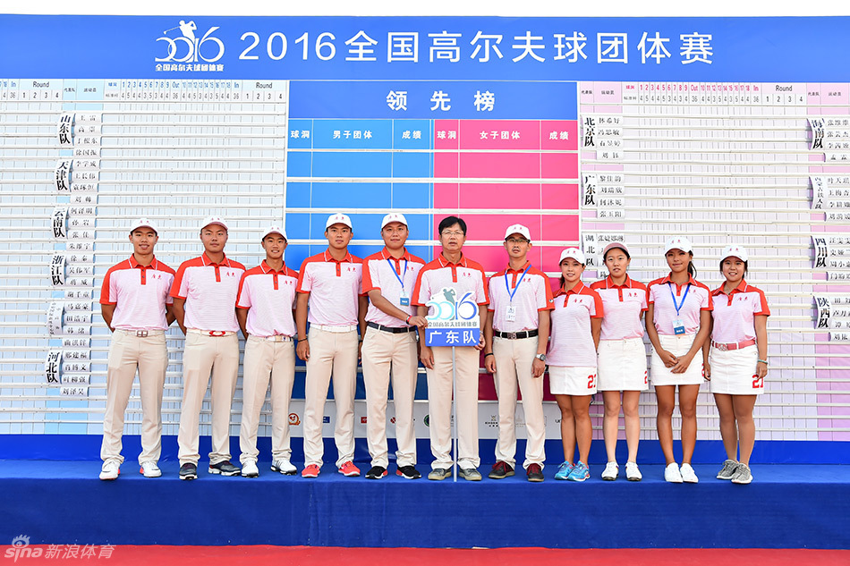 选手在果岭边凝神观察线路,轻柔推杆,小球即将应声入洞