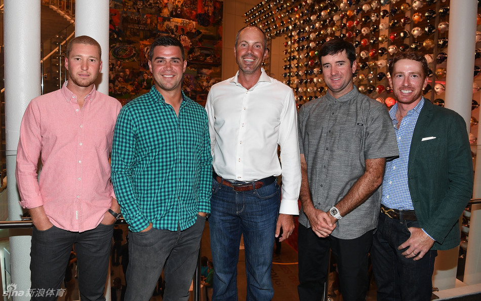 马特-库查尔手持话筒正在发表风趣幽默的讲话，他标志性的亲切笑容令全场听众倍感轻松愉悦。