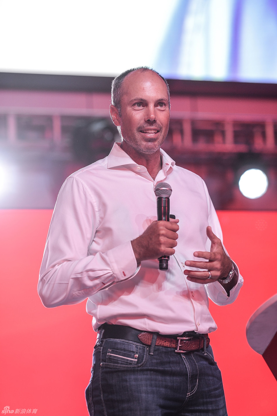 巴巴-沃森与一位优雅的女士在活动上并肩微笑，亲切合影，展现出现代高尔夫赛事时尚与运动结合的独特魅力。