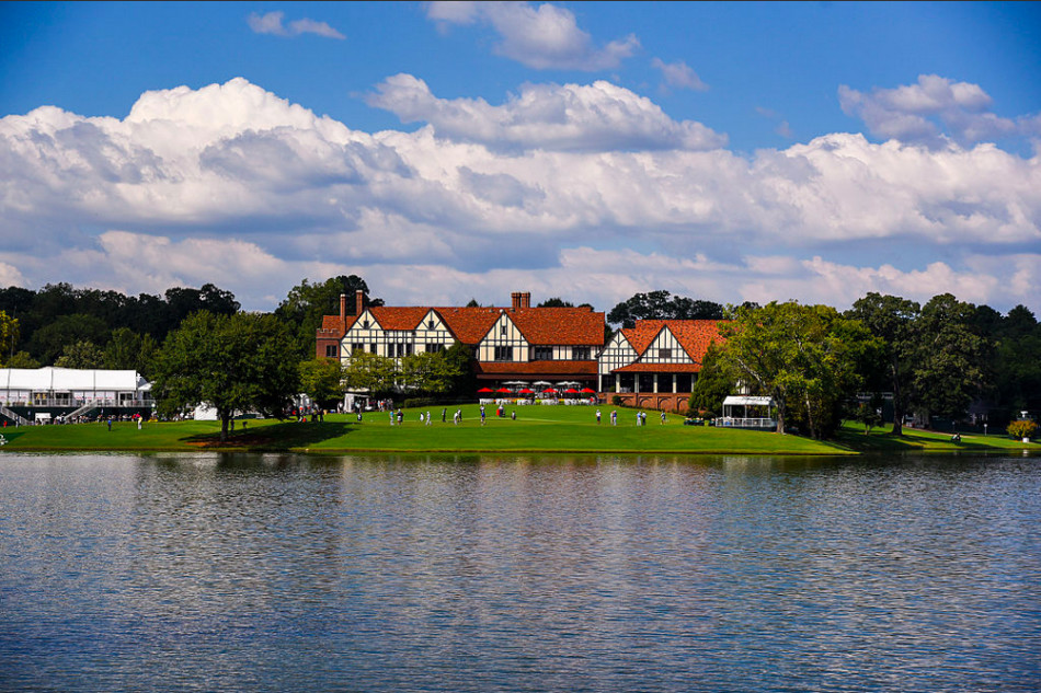 达斯汀·约翰逊在第三洞开球,身体完全舒展,力量感十足,白色高尔夫球在蓝天背景下划出一道有力弧线。