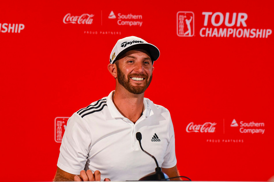 斯皮思挥手将签名的纪念物抛回给看台上热情的球迷,引发一阵欢呼,瞬间拉近了超级球星与观众的距离。