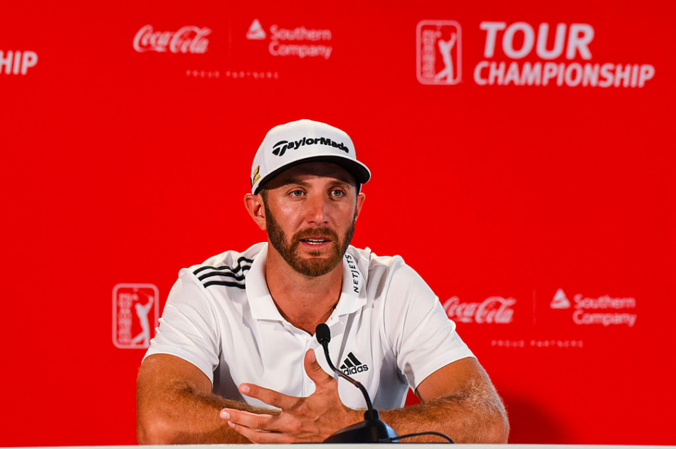 斯皮思与教练在练习果岭边进行技术交流,两人表情认真,展现了冠军背后精细的技术准备与团队支持。